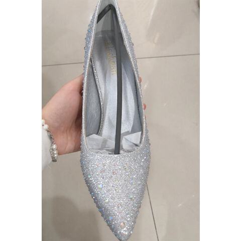 Zapatos de tacón alto fino con boca poco profunda y punta puntiaguda, adornados con pedrería de alta calidad