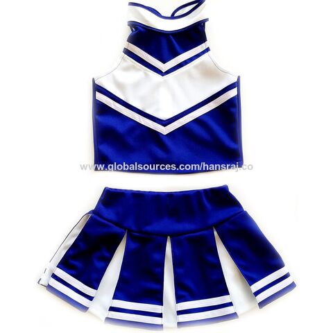 O uniforme de líder de torcida feminino geralmente consiste em uma saia ou shorts, uma blusa e tênis esportivos.