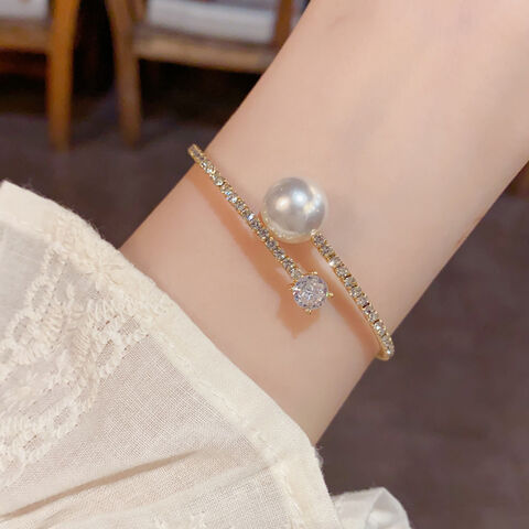 Pulseiras de pérolas com strass. A pulseira aberta é requintada, única, de luxo leve e versátil, com um senso de design. for sale at factory direct price