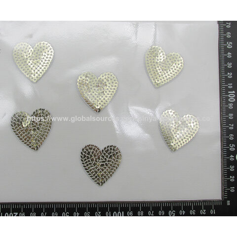 Perles thermocollantes en forme de cœur, idéales pour les vêtements. Différentes tailles et couleurs personnalisables disponibles.