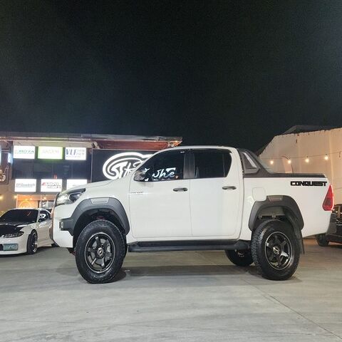 Toyota Hilux DC GR SPORT 4x4 MY2023 BRANCA usada e bem conservada, pronta para uso. Pickup truck com baixa quilometragem. for sale at factory direct price