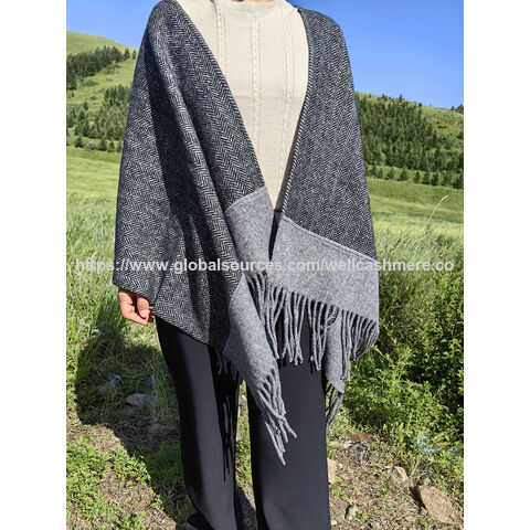 Damenmode Fischgräten-Webponcho mit besonderen Quasten - Damenmode im Großhandel