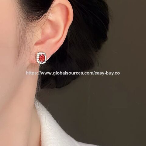 Boucles d'oreilles clous en argent sterling avec gemme rouge, clips d'oreilles sans perçage pour femmes, niche de luxe légère, clous d'oreilles for sale at factory direct price