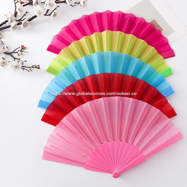 Vente en gros d'éventails pliables à main portables en tissu de couleur unie en plastique de 23 cm pour fournitures de spectacles de danse