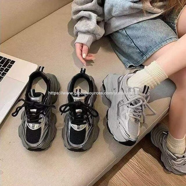 Modische schwarze sportliche Freizeitschuhe mit dicker Sohle, gestapeltem Absatz, Frühling, Sommer, Herbst, neuer Fabrik-Großhandel, sportliche Damenschuhe mit dicker Sohle