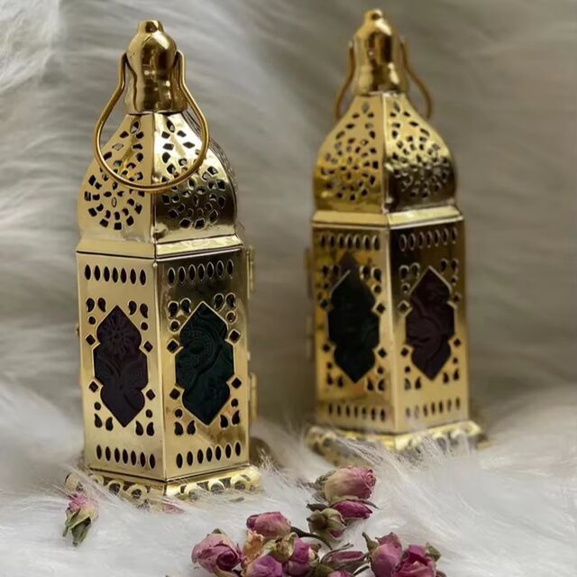 Faroles marroquíes dorados en miniatura, candelabros y frascos decorativos de vidrio coloreado para el hogar y ambiente festivo