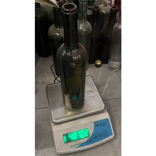 بيع بالجملة من المصنع زجاجة نبيذ زجاجية مع فلين للنبيذ الأحمر for sale at factory direct price