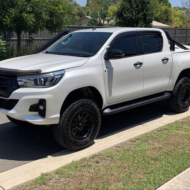 Pick-up 4x4 d'occasion et neufs en bon état, avec conduite à droite et à gauche, à vendre
