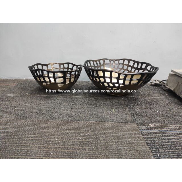 Diese dekorativen Schalen sind handgefertigt aus Aluminium und sorgfältig goldveredelt. Diese moderne, kleine, freiformale Schale.