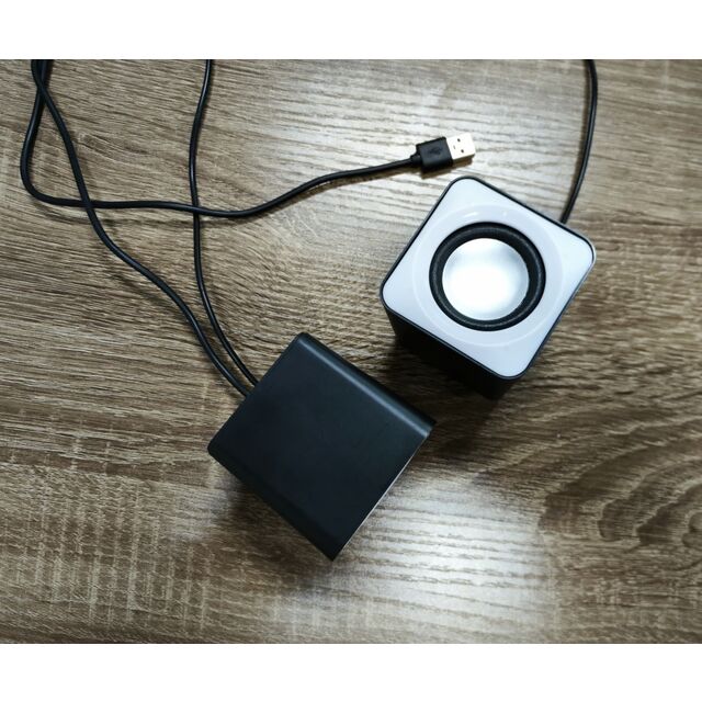 Haut-parleur 2.0 avec un seul câble USB 2.0 pour les données et l'alimentation tout-en-un, puissance de 2x3W, alimenté par bus USB