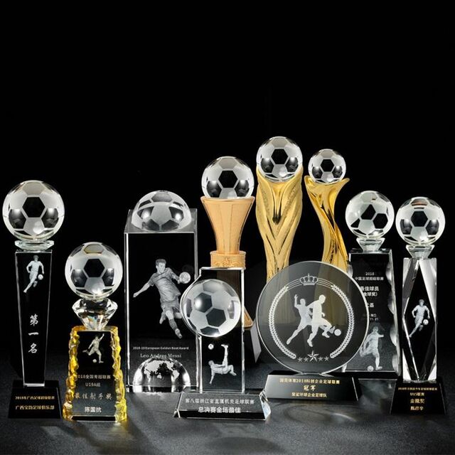 Small Bridge Kundenspezifische Sporttrophäen und Medaillen Kristallharz Metall Fußball Trophäen Jeder Ball