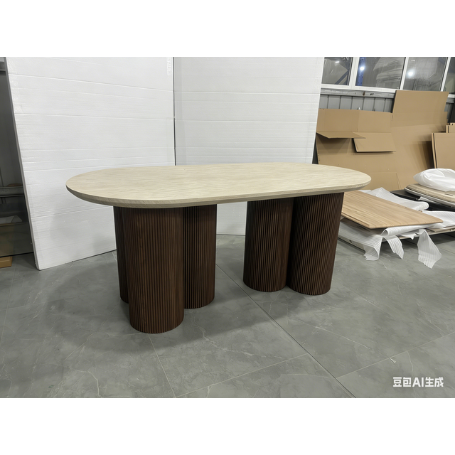 Mesa de jantar oval com listras verticais e pernas redondas, com uma luxuosa estrutura retrô de grão de madeira e um tampo de laje de pedra de grande porte