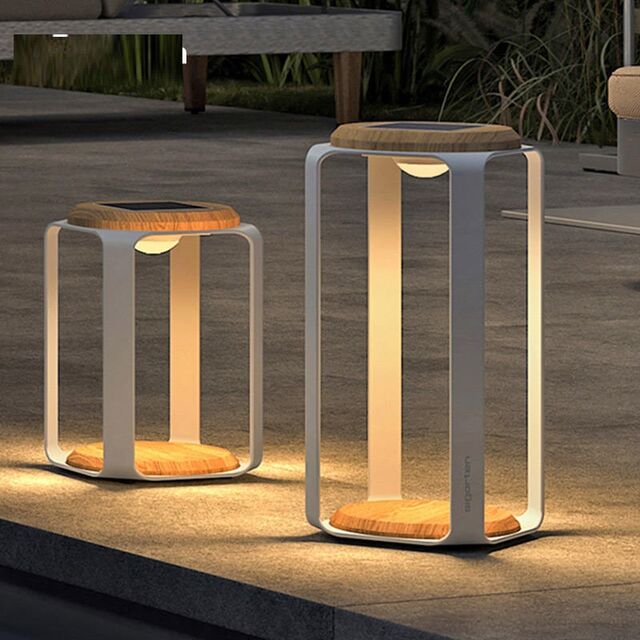 Große, wasserdichte Solar-Bodenlaterne aus weißem Metall für den Außenbereich, ideal als Geschenk für Geburtstage oder Hochzeiten for sale at factory direct price