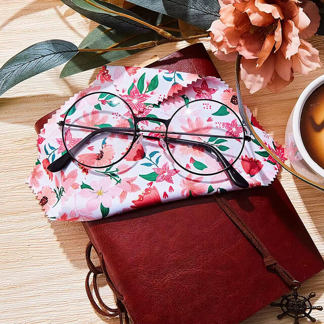 Vente en gros Logo personnalisé 15*15cm Microfibre Lunettes de soleil Lunettes Chiffon de nettoyage Doux Réutilisable Carré Motif Produit d'entretien des lunettes