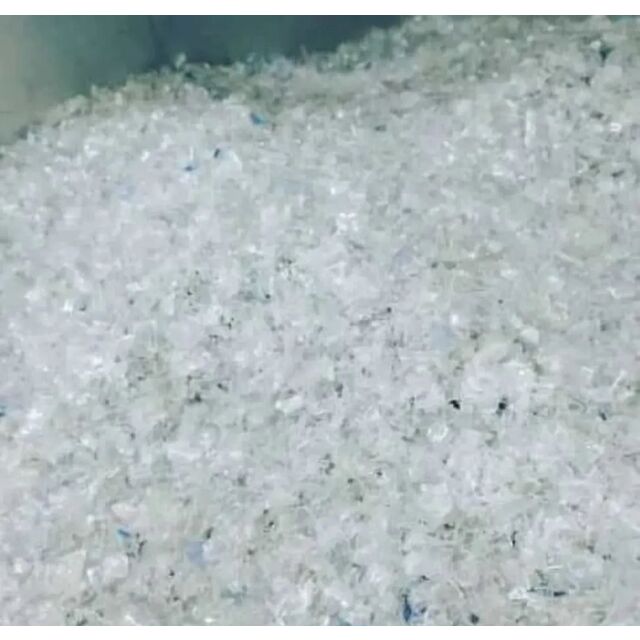 Acheter des Flocons de PET de Qualité Fraîche Directement de l'Usine, Flocons de PET Lavés à Chaud et Transparents pour Bouteilles et Fibres, Prix Bon Marché