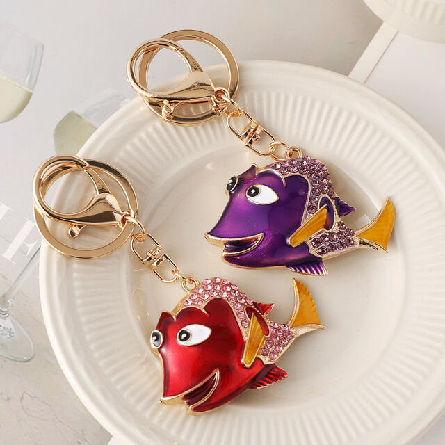 Neuer Cartoon-Fisch mit großen Augen, Metall-Schlüsselanhänger, Autoanhänger, Zinklegierung, eingelegt mit Strasssteinen, Taschen-Ozean-Schlüsselanhänger for sale at factory direct price