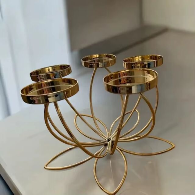 Suporte de Vela Floral Dourado em Metal, Elegante Castiçal de 5 Braços para Velas Tealight, Decoração para Casa e Eventos Especiais no atacado