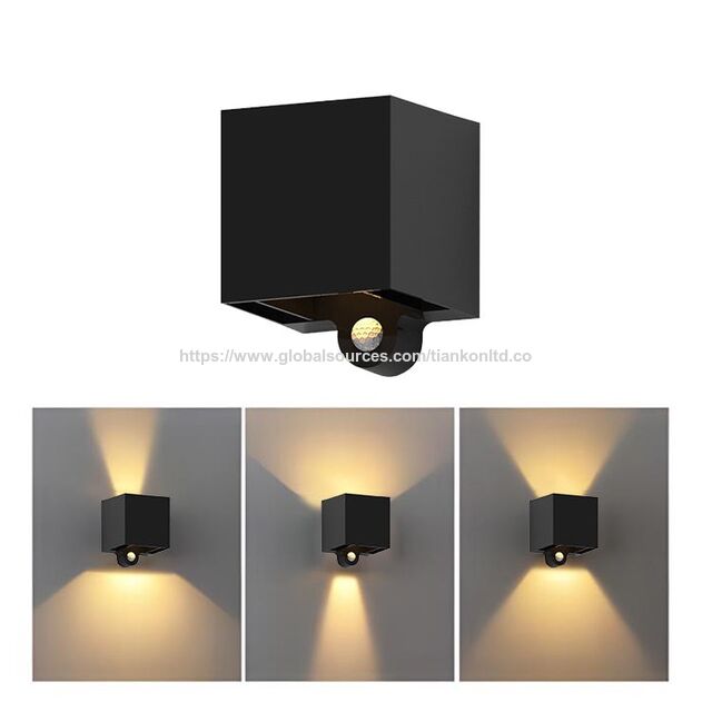 Vente en gros OEM 2.5W Rechargeable Extérieur Jardin Européen Étanche Cube Carré Réglable Décoration Jardin Lampe Murale Haut et Bas