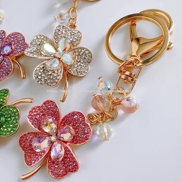 Llavero de Coche con Trébol de Cuatro Hojas de la Suerte con Incrustaciones de Diamantes, Accesorio Colgante de Bolso de Metal para Mujer, Llavero, Colgante Creativo, Artículo de Regalo for sale at factory direct price