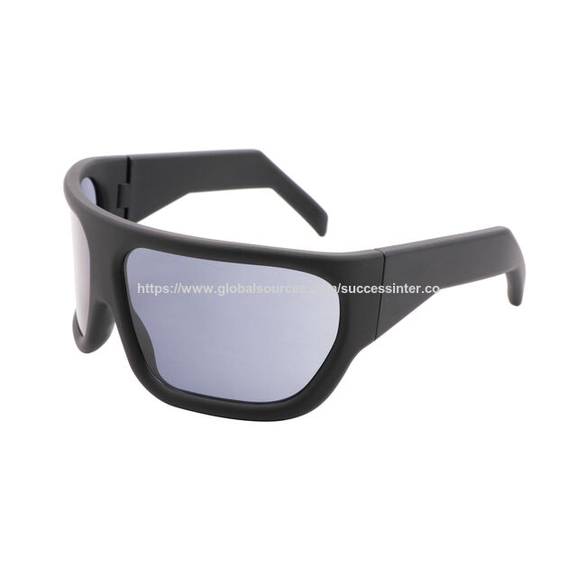 Lunettes de soleil sportives noir mat avec monture enveloppante et verres UV400, conçues pour un look épuré, moderne et inspiré de la performance.