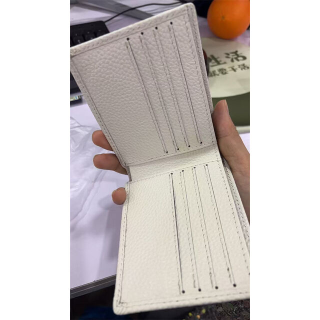 Bestseller: Individuell anpassbare Herren-Kurzgeldbörse aus Leder mit schlichtem Design for sale at factory direct price