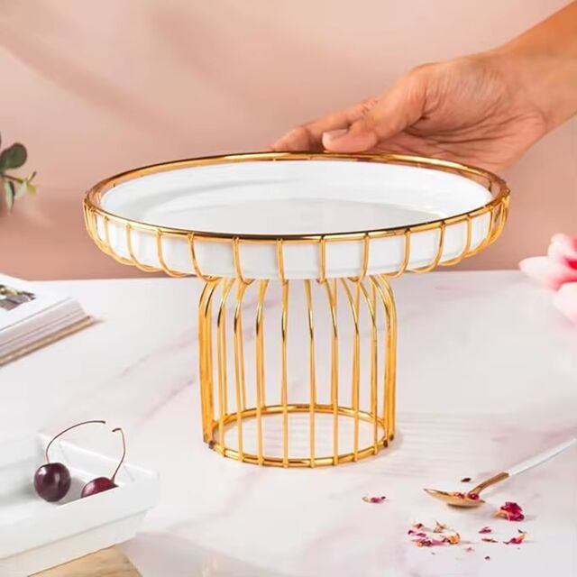 Eleganter Metall-Cupcake- und Tortenständer, lebensmittelecht mit polierter Basis für nachhaltige Hochzeits- und Party-Displays for sale at factory direct price