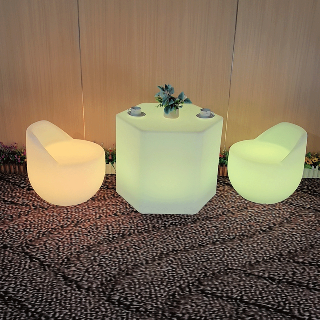 Luxuriöser Kunststoff-Bar-Möbel-Set, leuchtende hexagonale interaktive LED-Couchtische und Stuhl-Set mit RGB-Farbwechsel für Nachtclub KTV Pub