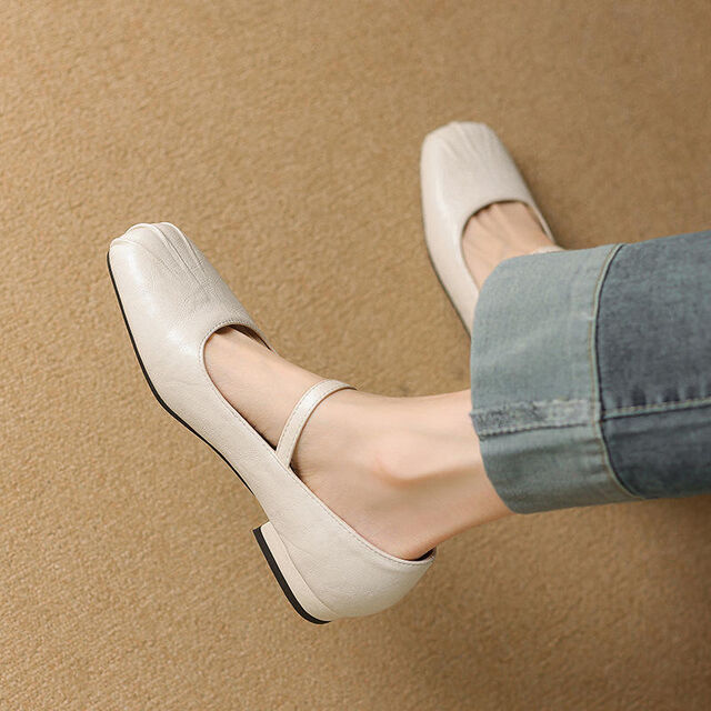 Chaussures habillées à talons moyens et bas. Nouvelles chaussures professionnelles tendance printemps-automne pour femmes, à bout arrondi et petit talon bloc avec texture brossée à la main. for sale at factory direct price