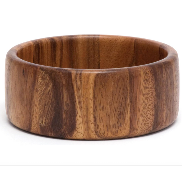 Le magnifique bol droit en bois d'acacia est un excellent bol de service pour les fruits et les salades.