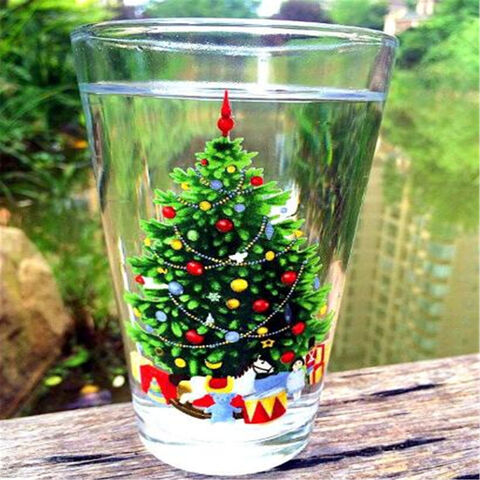 Glasbecher mit Weihnachtshaus- und Hirschmotiv