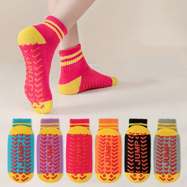 Vente en gros de chaussettes antidérapantes pour enfants, chaussettes pour aire de jeux, mi-mollet, double barre, blocs de couleur, trampoline, personnalisables