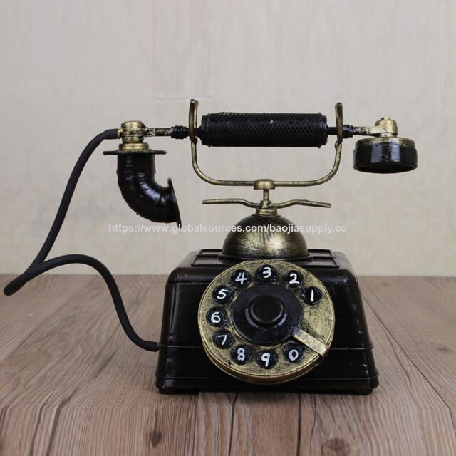 Model telepon antik kuno sebagai barang dekoratif tua. Properti pajangan toko perkakas besi antik. for sale at factory direct price
