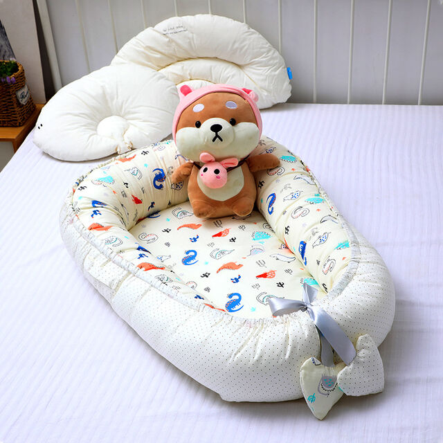 Niedlicher Baby-Lounger mit Cartoon-Tierdruck, Schleife und Herz-Anhänger, Baby-Nestchen-Kissen