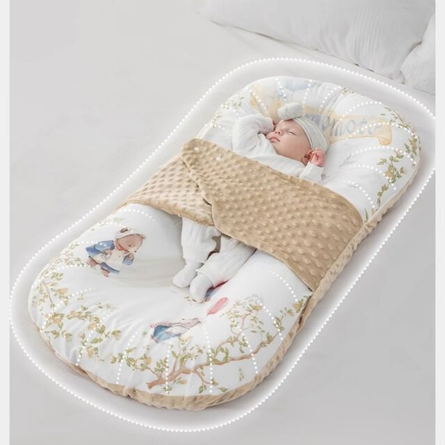 Lauschige Baby-Liege mit verspieltem Tiermotiv und kuscheliger Noppenfolien-Decke