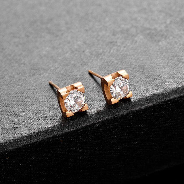 Anlaufgeschützte, diamantenbesetzte Damen-Ohrstecker aus Edelstahl mit Goldplattierung für den täglichen Gebrauch for sale at factory direct price