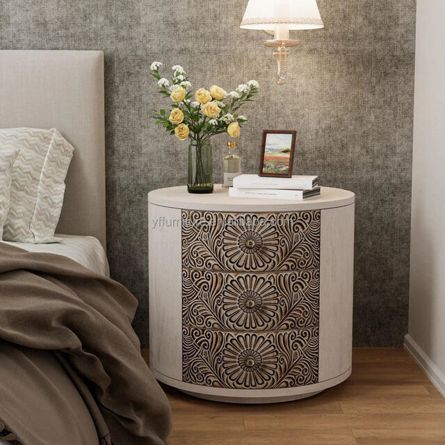 Mesa de cabeceira vintage de madeira maciça com três gavetas para quarto
