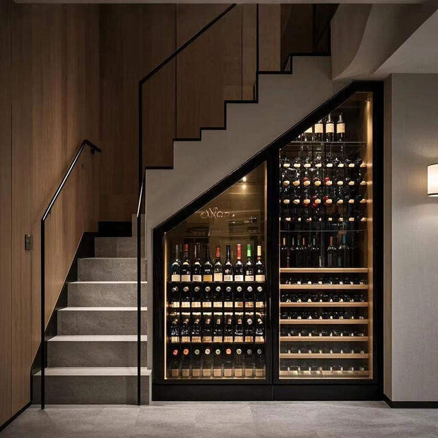 Armarios de almacenamiento de vino de temperatura constante bajo escalera