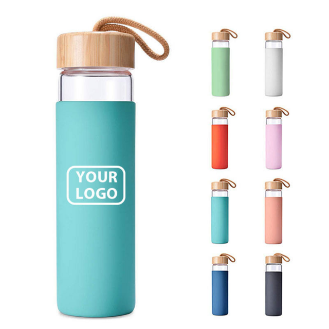 Botol Air Kaca Borosilikat 12oz 17oz Kustom Logo dengan Tutup Bambu Sarung Silikon Gelas Kaca dengan Pegangan Tali for sale at factory direct price