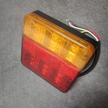 Voyant des feux auto E4 12V L'indicateur arrière de la queue d'arrêt aucun  réflecteur de la plaque de remorque de camion des feux arrière LED - Chine  Feu arrière, Lampe Auto