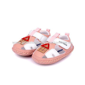 Sandales pour bébé, fabriquées avec une tige en PU, une doublure en tissu de coton et une semelle en PU et TPR, souples et confortables. Chaussures pour enfants de haute qualité en gros.