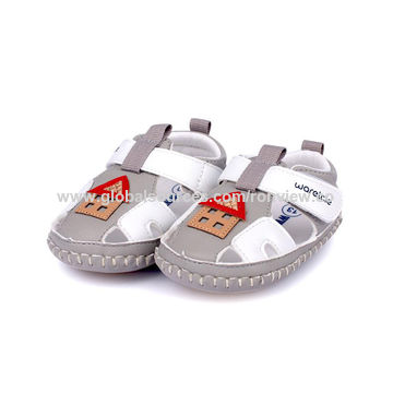 Sandales pour bébé, fabriquées avec une tige en PU, une doublure en tissu de coton et une semelle en PU et TPR, souples et confortables. Chaussures pour enfants de haute qualité en gros.