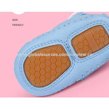 Sandales pour bébé, fabriquées avec une tige en PU, une doublure en tissu de coton et une semelle en PU et TPR, souples et confortables. Chaussures pour enfants de haute qualité en gros.