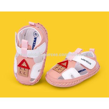 Sandales pour bébé, fabriquées avec une tige en PU, une doublure en tissu de coton et une semelle en PU et TPR, souples et confortables. Chaussures pour enfants de haute qualité en gros.