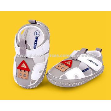 Sandales pour bébé, fabriquées avec une tige en PU, une doublure en tissu de coton et une semelle en PU et TPR, souples et confortables. Chaussures pour enfants de haute qualité en gros.