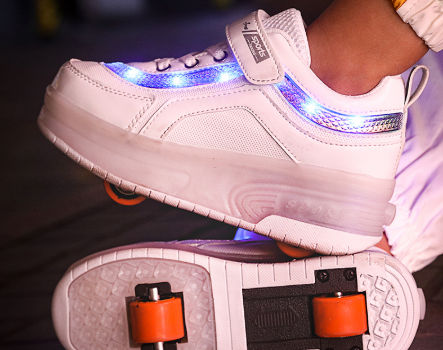 Los zapatos ruedan los zapatos llevados del patín de ruedas de los niños  para las ruedas llevadas los zapatos retractables del rodillo del retroceso  de los muchachos de las muchachas | Global