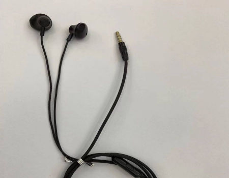 wired earphones 
