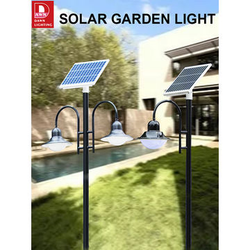 Petits panneaux solaires placés sur des poteaux extérieurs par temps  ensoleillé. Mini panneau solaire pour projecteur LED dans le jardin Photo  Stock - Alamy