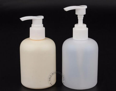 Dos envases de plástico para botellas de champú o gel de ducha