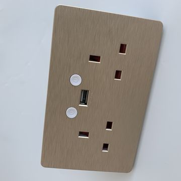 Enchufe Eléctrico Europeo Y Interruptor En Pared De Madera Foto de