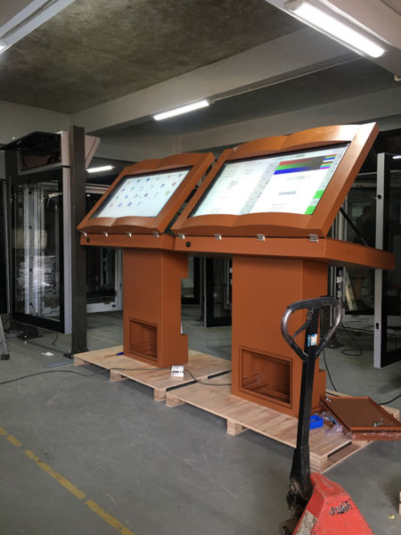 China Outdoor 43 inch interactive display table with touch screen on ...